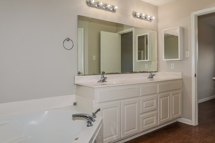 Building Photo - 16213 N View Ct