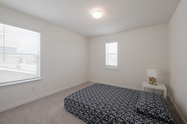 Building Photo - Comfort Meets Convenience in a Well-Located Home