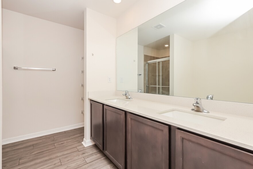 Building Photo - 885 Youngreen Dr