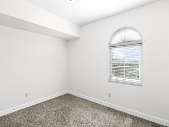 Building Photo - Luxurious Condo in North Orem