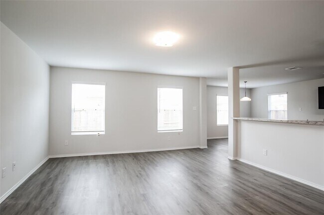 Building Photo - 8807 Red Oak Dr