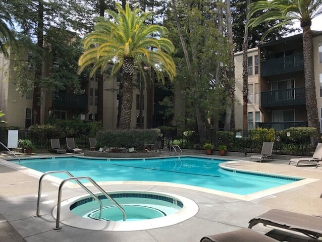 Building Photo - Updated 2 bedroom condo-downtown Walnut Cr...