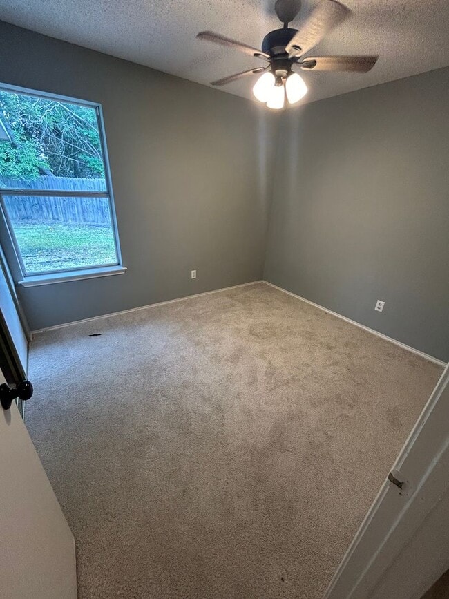 Building Photo - Ready to Move in... Do not miss this house...