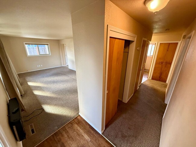 Building Photo - **For Rent: Spacious 4-Bedroom Home with 2 Family Rooms & Huge Backyard!**