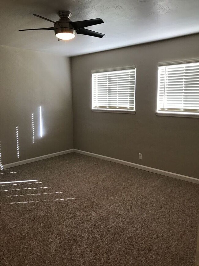 Building Photo - Charming Upstairs 2 Bedroom~ Very Charming...