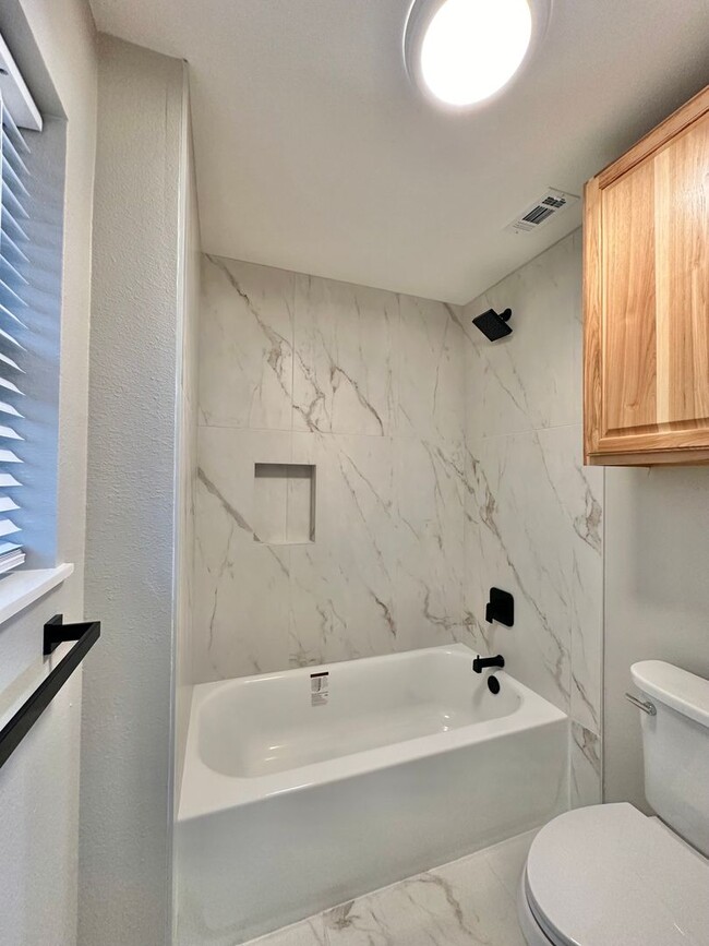 Building Photo - Charming Single-Story Brick Home Available! Whitehouse ISD!