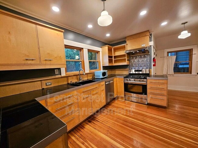 Building Photo - 636 N Shaver St