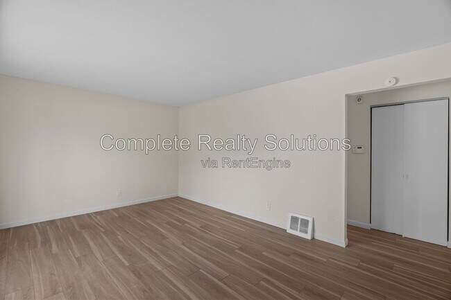 Building Photo - 5661 Bermuda Dr