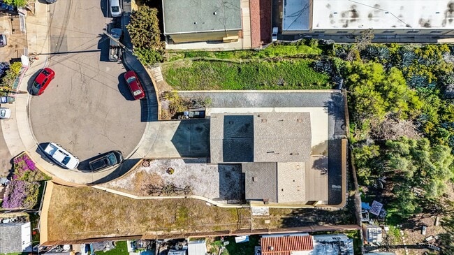 Building Photo - 2040 E 5th St