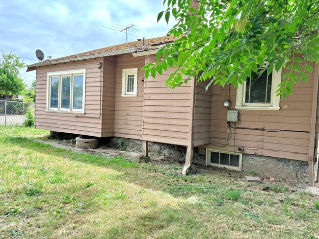 Building Photo - Historic Milwaukie 3 bedroom bungalow with...