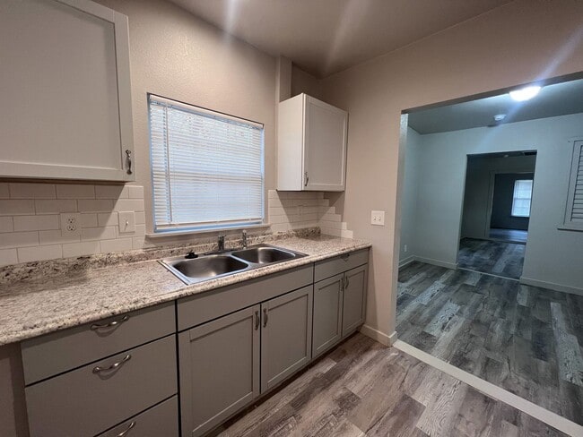 Building Photo - Adorable 1 bedroom Studio duplex
