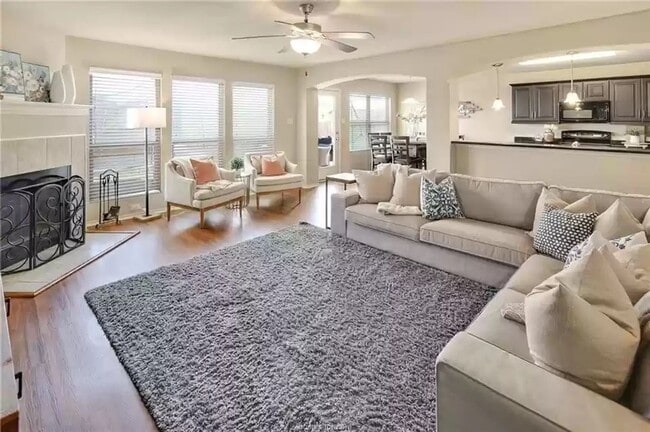 Building Photo - AVAILABLE AUGUST 2026 - Beautiful 3/2.5 Home in South College Station!