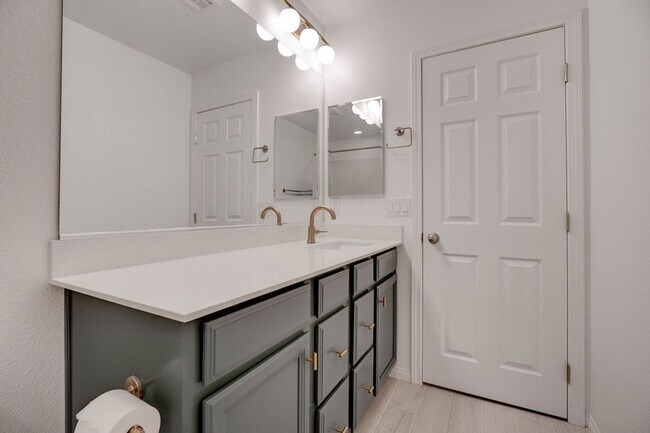 Building Photo - 111 Balsam Leaf Ct