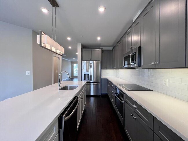 Building Photo - 818 Fern Pl NW