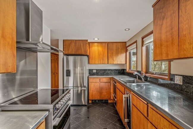 Building Photo - Large 2 Bedroom in Queen Anne * Utilities/ Parking Included*