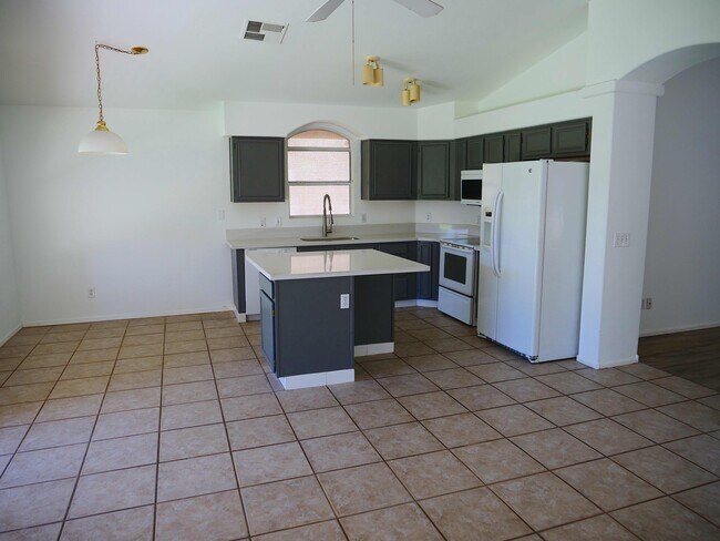 Building Photo - 3041 E Wahalla Ln