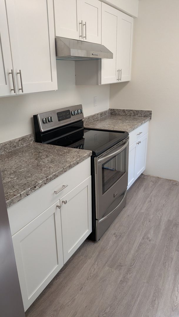 Building Photo - Available Now! 2 bedroom and 1 bath duplex