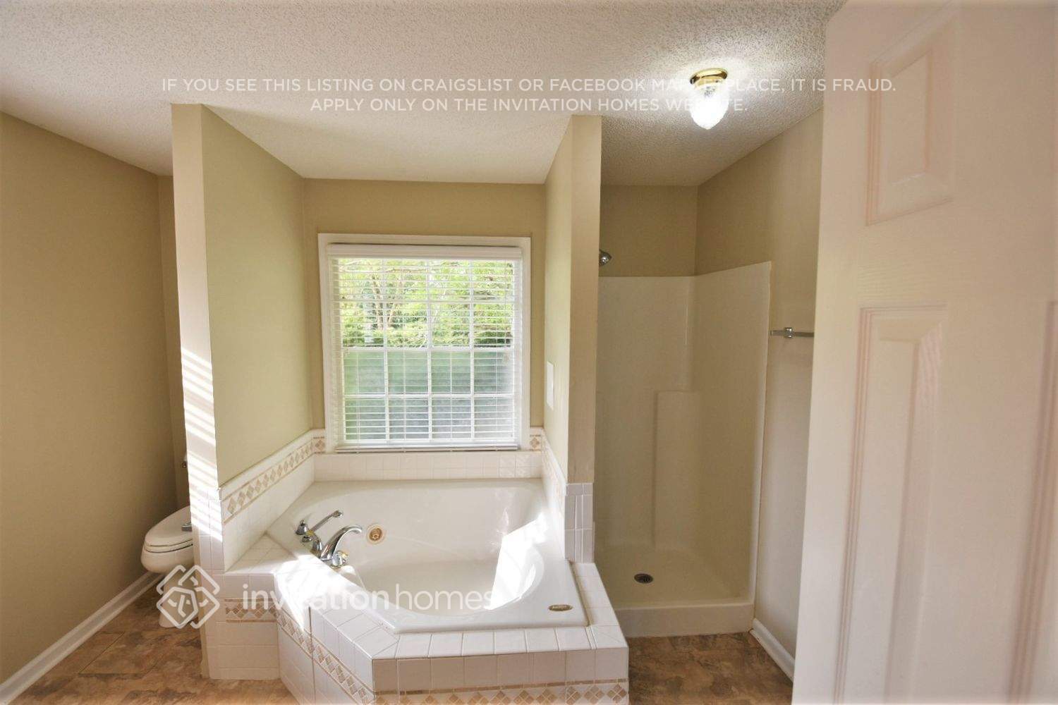 Building Photo - 135 Lacey Oak Ln