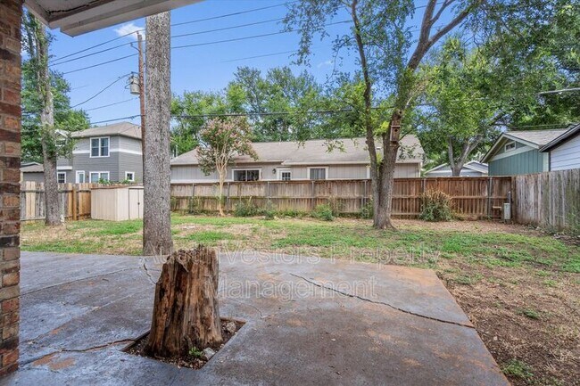 Building Photo - 10057 Woodland Village Dr