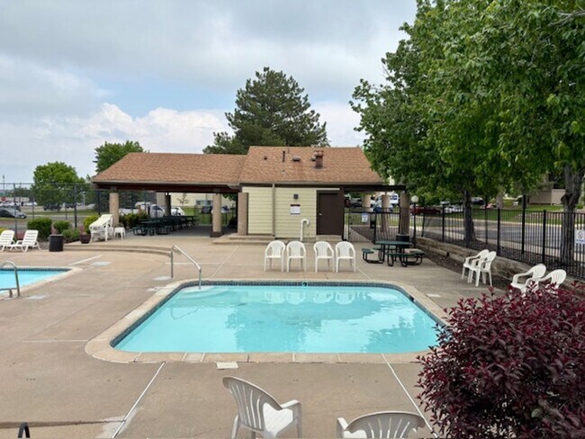 Building Photo - 7730 W 87th Dr