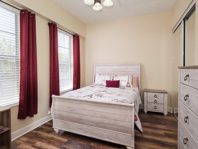 Building Photo - Jackson Square - Remodeled 2 Bedroom, 2 Bathroom Condo