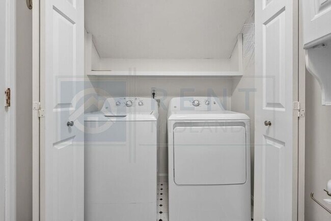 Building Photo - Beautiful Condo Available