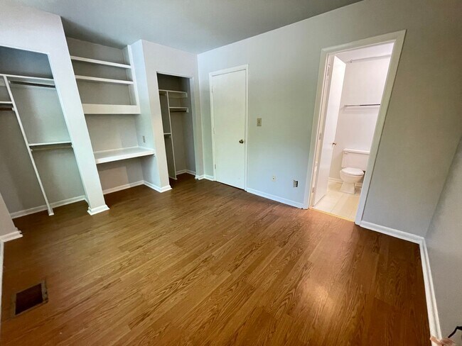 Building Photo - Two BR townhome-style in Chancellor Square...