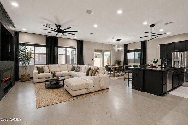 Building Photo - 14144 W Smoketree Dr