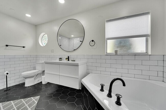Building Photo - 945 Sunflower Ave