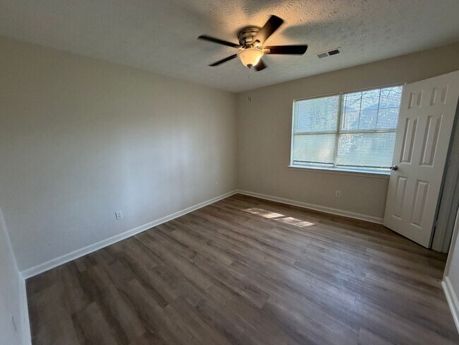 Building Photo - 121 Clyde Dr