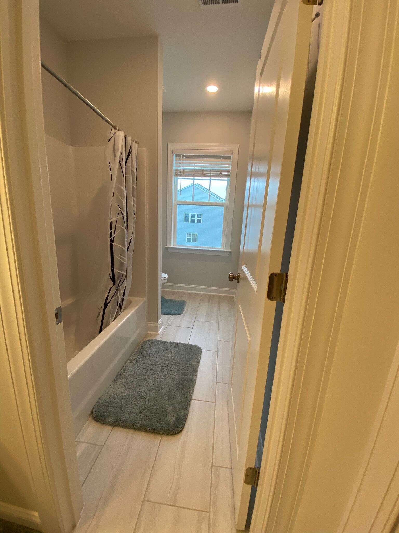 Bathtub - Guest Bath - 2nd floor - 2905 Baronial St