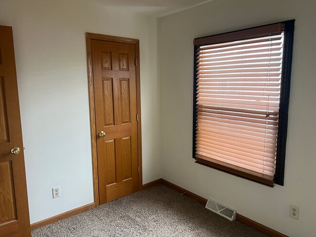 Building Photo - 1551 E Stonehenge Dr