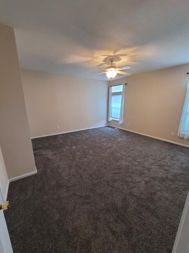 Building Photo - 5 Bedroom 2 and 1/2 bathrooms located in Cherry Hills Subdivision! Available Now!