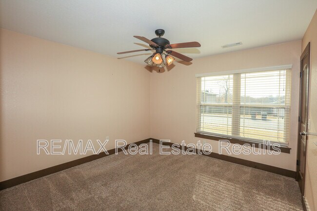 Building Photo - 1000 Peak St