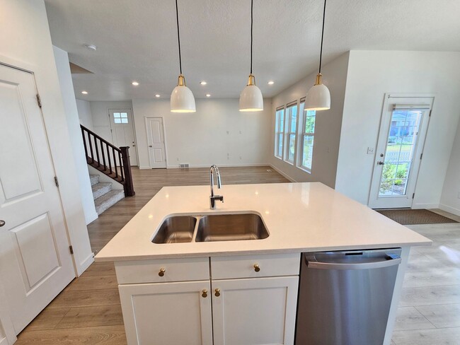 Building Photo - Amazing 4 Bed, 3.5 Daybreak Home with Office