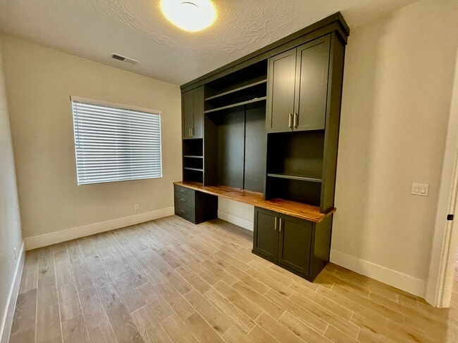 Building Photo - Lovely Four-Bedroom in Ivins with 3-Car Garage and Small RV parking Has Lots of Upgrades