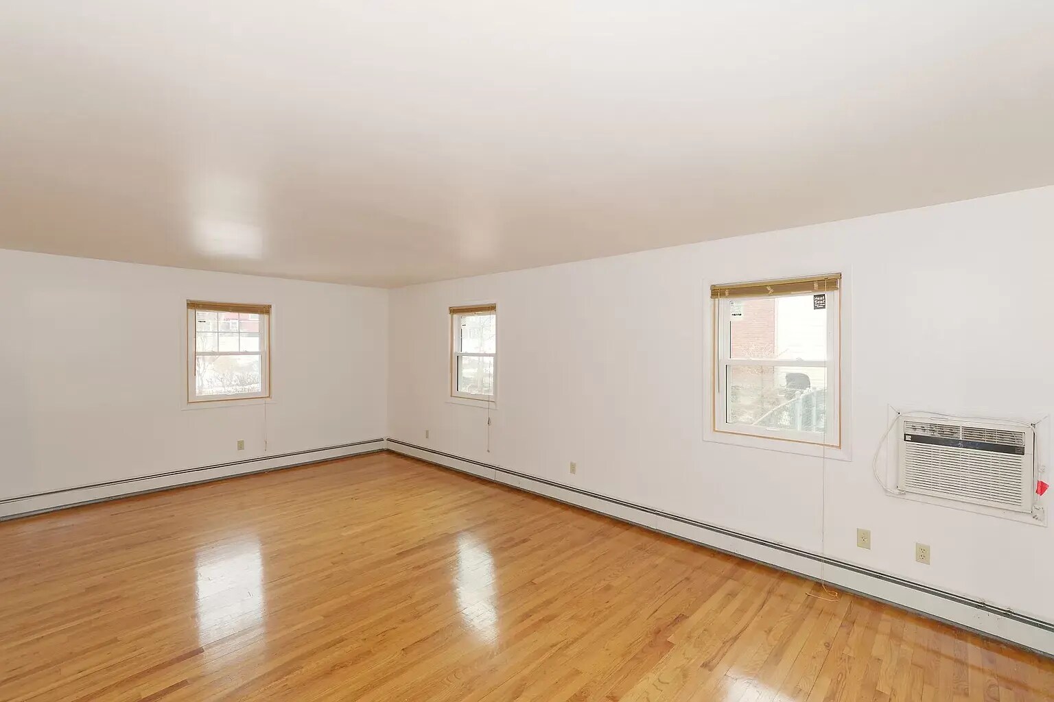 8 Sweet Brier - Interior 1st floor room - 8 Sweet Brier Dr