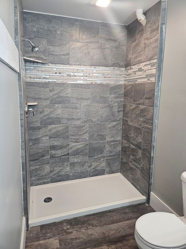 Building Photo - 2 bed apartment with a private back porch