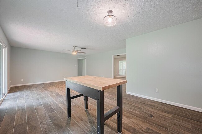Building Photo - 9011 Bintliff Dr