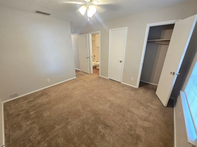 Building Photo - 702 Live Oak Dr
