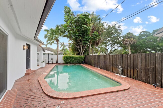 Building Photo - 1221 SW 18th St