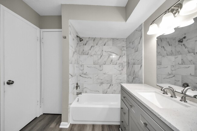 Building Photo - 1736 Crestdale Dr