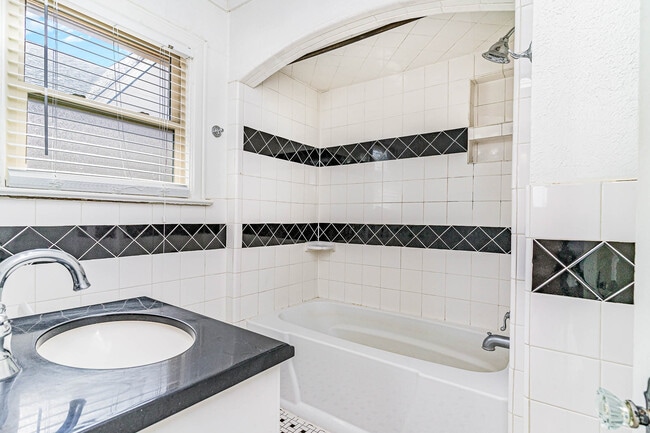 Building Photo - 5926 La Vista Dr