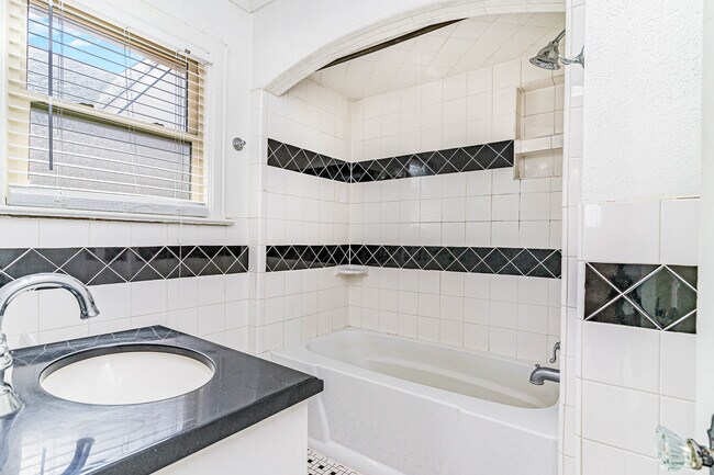 Building Photo - 5930 La Vista Dr