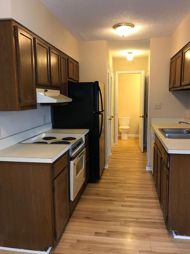 Building Photo - Quiet 2 story condo super close to the beach!