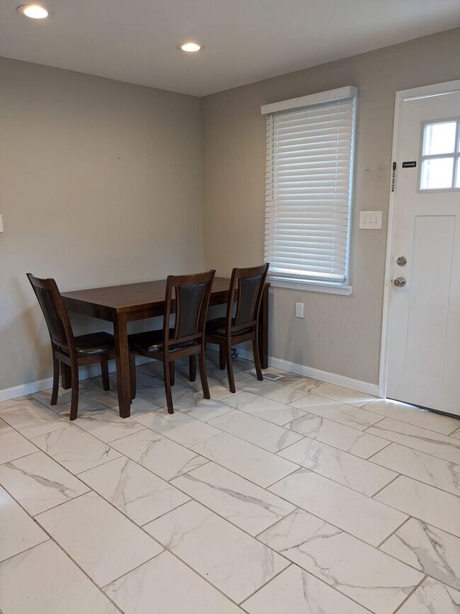 Building Photo - 153 Main St