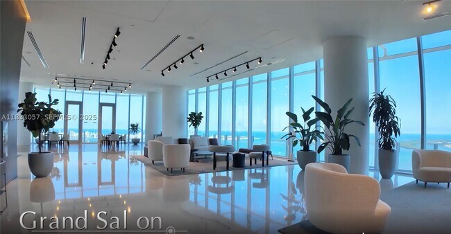 Building Photo - 300 Biscayne Blvd