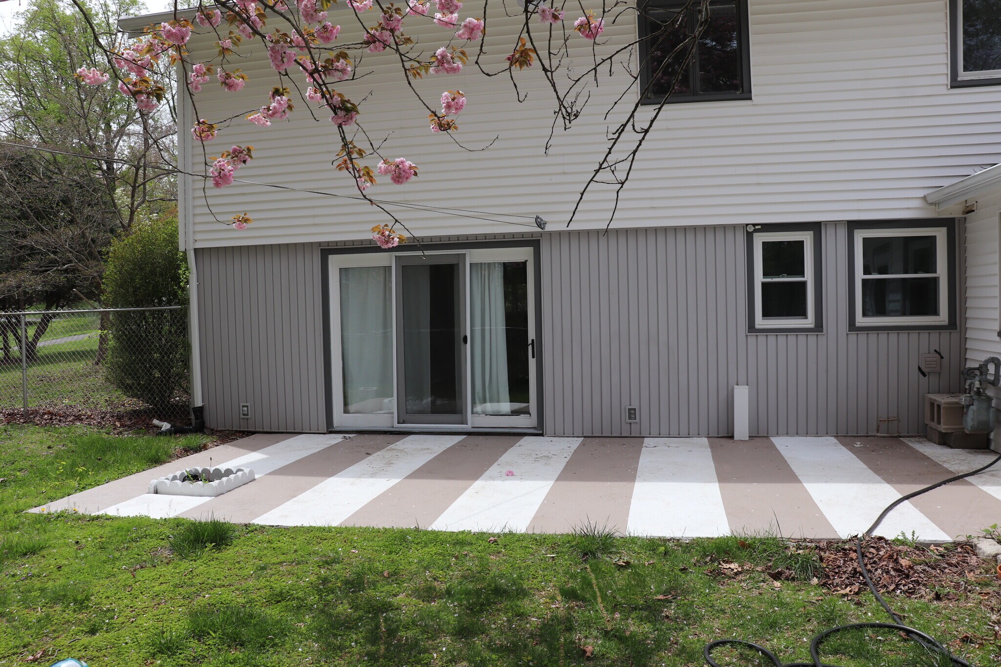 Building Photo - 442 Surrey Ln