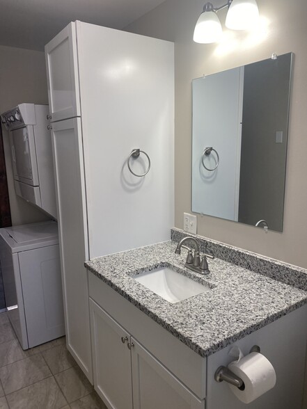Main Level Bathroom/ Laundry - 436 Glendale St