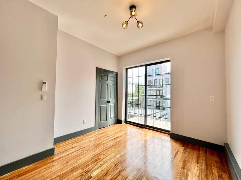 Building Photo - 52 Monitor St